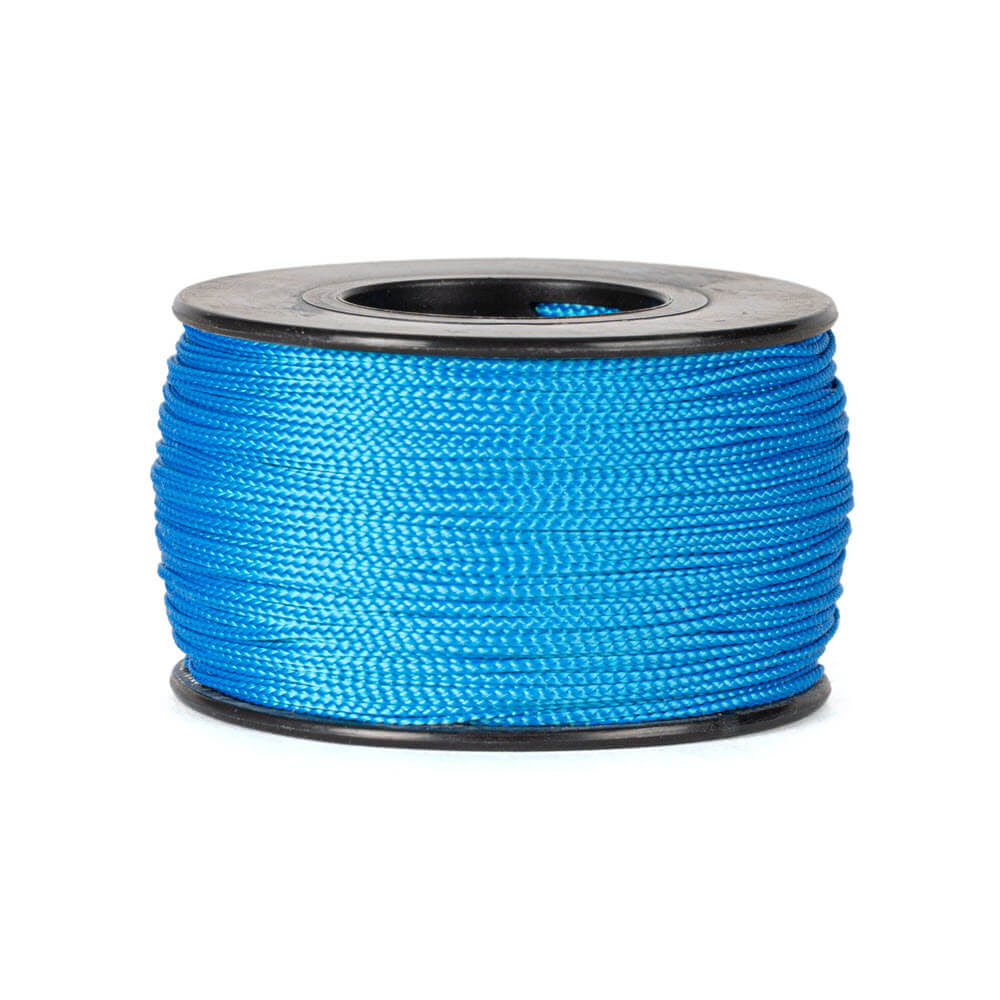 Une bobine de 90 mètres de corde polyester bleue de 0,8 mm d’épaisseur, tressée de manière serrée et uniforme, soigneusement enroulée sur une bobine blanche avec des flasques rondes en haut et en bas, sur un fond blanc.