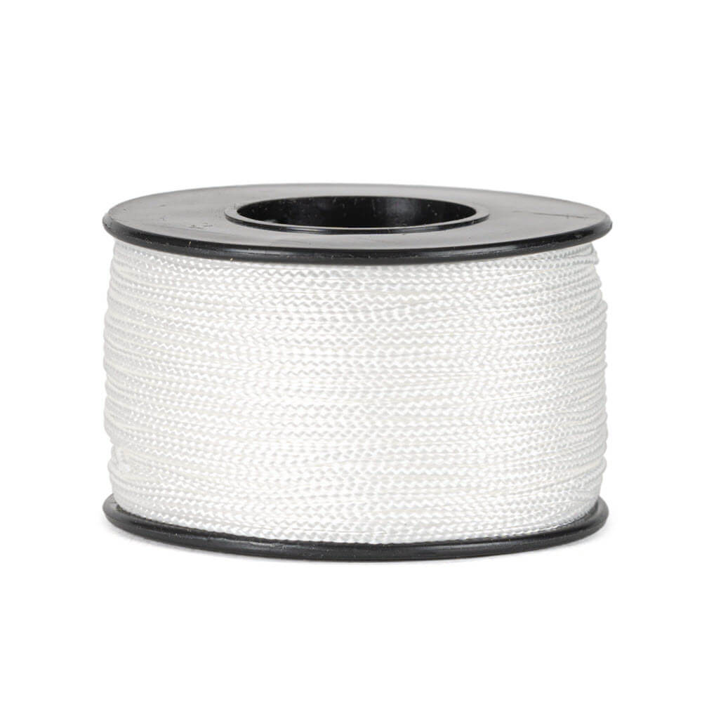 Une bobine de 90 mètres de corde polyester blanche de 0,8 mm d’épaisseur, tressée de manière serrée et uniforme, soigneusement enroulée sur une bobine noire avec des flasques rondes en haut et en bas, sur un fond blanc.