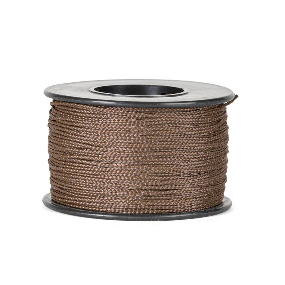 Une bobine de 90 mètres de corde polyester marron de 0,8 mm d’épaisseur, tressée de manière serrée et uniforme, soigneusement enroulée sur une bobine noire avec des flasques rondes en haut et en bas, sur un fond blanc.