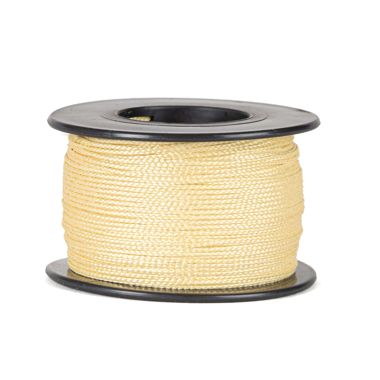 Un rouleau de corde Kevlar pure de 0,8 mm d'épaisseur, fabriquée à partir de fibres aramides avec une structure tressée beige et serrée, soigneusement enroulé sur une bobine noire avec des flasques rondes en haut et en bas, sur un fond blanc.