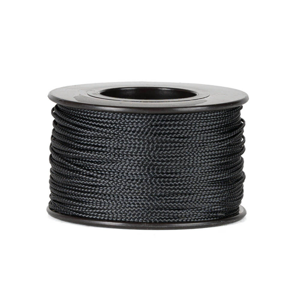 Une bobine de 90 mètres de corde polyester noire de 0,8 mm d’épaisseur, tressée de manière serrée et uniforme, soigneusement enroulée sur une bobine noire avec des flasques rondes en haut et en bas, sur un fond blanc.