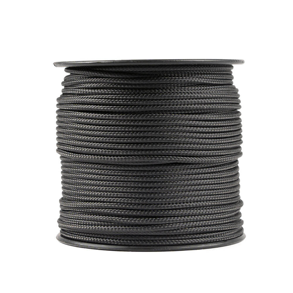 Bobine noire avec 50 mètres 2 mm de corde Kevlar soigneusement enroulée, fabriquée à partir de fibres d'aramide durables avec une gaine en polyester, parfaite pour des applications robustes et fiables.