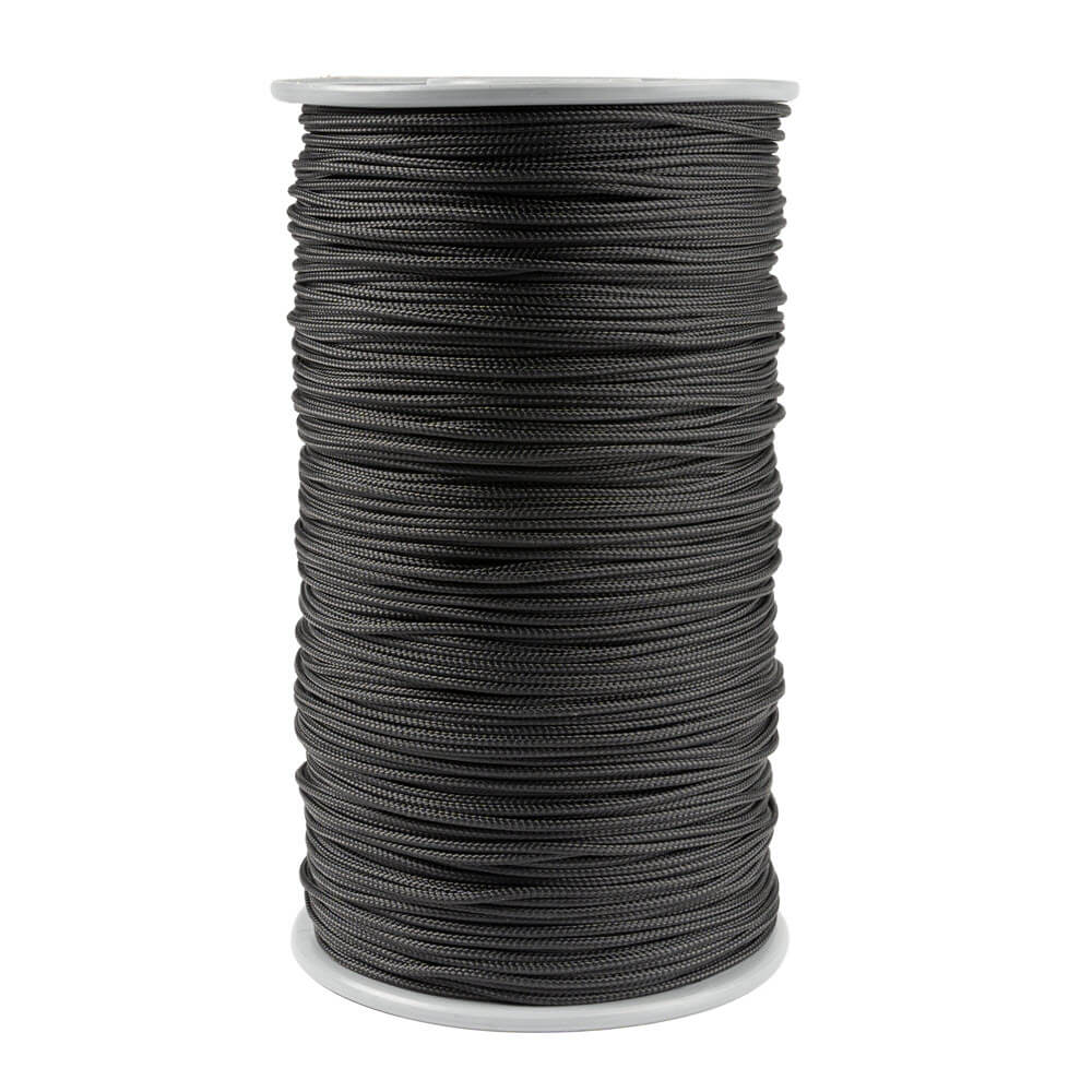 Bobine noire avec 300 mètres de corde Kevlar de 2 mm soigneusement enroulée, fabriquée à partir de fibres d'aramide durables avec une gaine en polyester, parfaite pour des applications robustes et fiables.