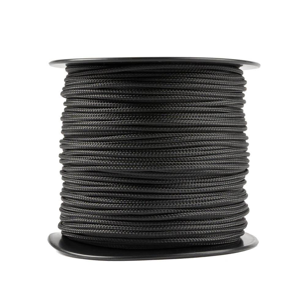Bobine noire avec 100 mètres de corde Kevlar de 2 mm soigneusement enroulée, fabriquée à partir de fibres d'aramide durables avec une gaine en polyester, idéale pour des applications robustes et fiables.