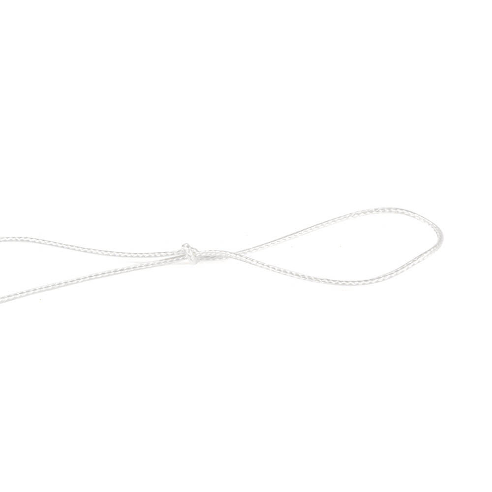 Gros plan d'une corde Dyneema blanche de 1,5 mm sans revêtement, avec un nœud. Extrêmement résistante (force de rupture de 300 kg), idéale pour des écrans coupe-vent.