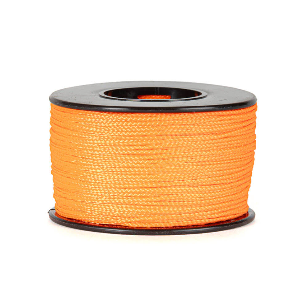 Une bobine de 90 mètres de corde polyester orange de 0,8 mm d’épaisseur, tressée de manière serrée et uniforme, soigneusement enroulée sur une bobine noire avec des flasques rondes en haut et en bas, sur un fond blanc.