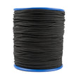 Une bobine de 200 mètres de cordon de store noir d'une épaisseur de 1,7 mm, fabriquée en polyester tressé. Ce matériau a été choisi pour sa résistance à l'usure et aux UV. Le cordon est soigneusement enroulé sur une bobine en plastique bleu avec des flasques rondes aux deux extrémités, sur un fond blanc.