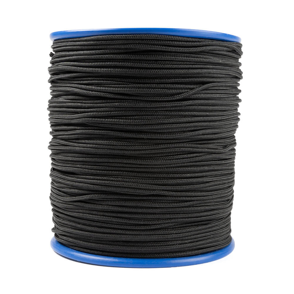 Une bobine de 200 mètres de cordon de store noir d'une épaisseur de 1,7 mm, fabriquée en polyester tressé. Ce matériau a été choisi pour sa résistance à l'usure et aux UV. Le cordon est soigneusement enroulé sur une bobine en plastique bleu avec des flasques rondes aux deux extrémités, sur un fond blanc.