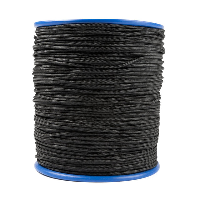 Une bobine de 200 mètres de cordon de store noir d'une épaisseur de 1,7 mm, fabriquée en polyester tressé. Ce matériau a été choisi pour sa résistance à l'usure et aux UV. Le cordon est soigneusement enroulé sur une bobine en plastique bleu avec des flasques rondes aux deux extrémités, sur un fond blanc.