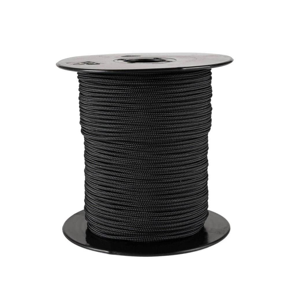 Une bobine de 50 mètres de cordon de store noir d'une épaisseur de 1,7 mm, fabriquée en polyester tressé. Ce matériau a été choisi pour sa résistance à l'usure et aux UV. Le cordon est soigneusement enroulé sur une bobine en plastique noir avec des flasques rondes aux deux extrémités, sur un fond blanc.