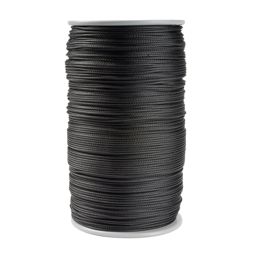 Un grand rouleau de corde Kevlar noire de 1,5 mm d'épaisseur, fabriquée à partir de fibres aramides avec une belle gaine en polyester, soigneusement et uniformément enroulé sur une bobine blanche avec des flasques rondes en haut et en bas, sur un fond blanc.