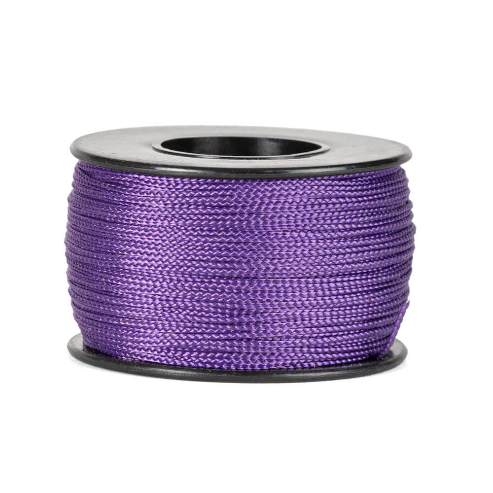 Une bobine de 90 mètres de corde polyester violette de 0,8 mm d’épaisseur, tressée de manière serrée et uniforme, soigneusement enroulée sur une bobine noire avec des flasques rondes en haut et en bas, sur un fond blanc.