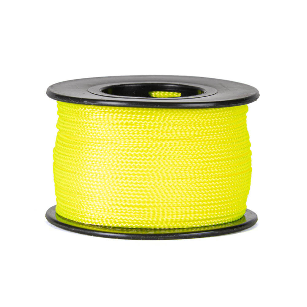 Une bobine de 90 mètres de corde polyester jaune de 0,8 mm d’épaisseur, tressée de manière serrée et uniforme, soigneusement enroulée sur une bobine noire avec des flasques rondes en haut et en bas, sur un fond blanc.