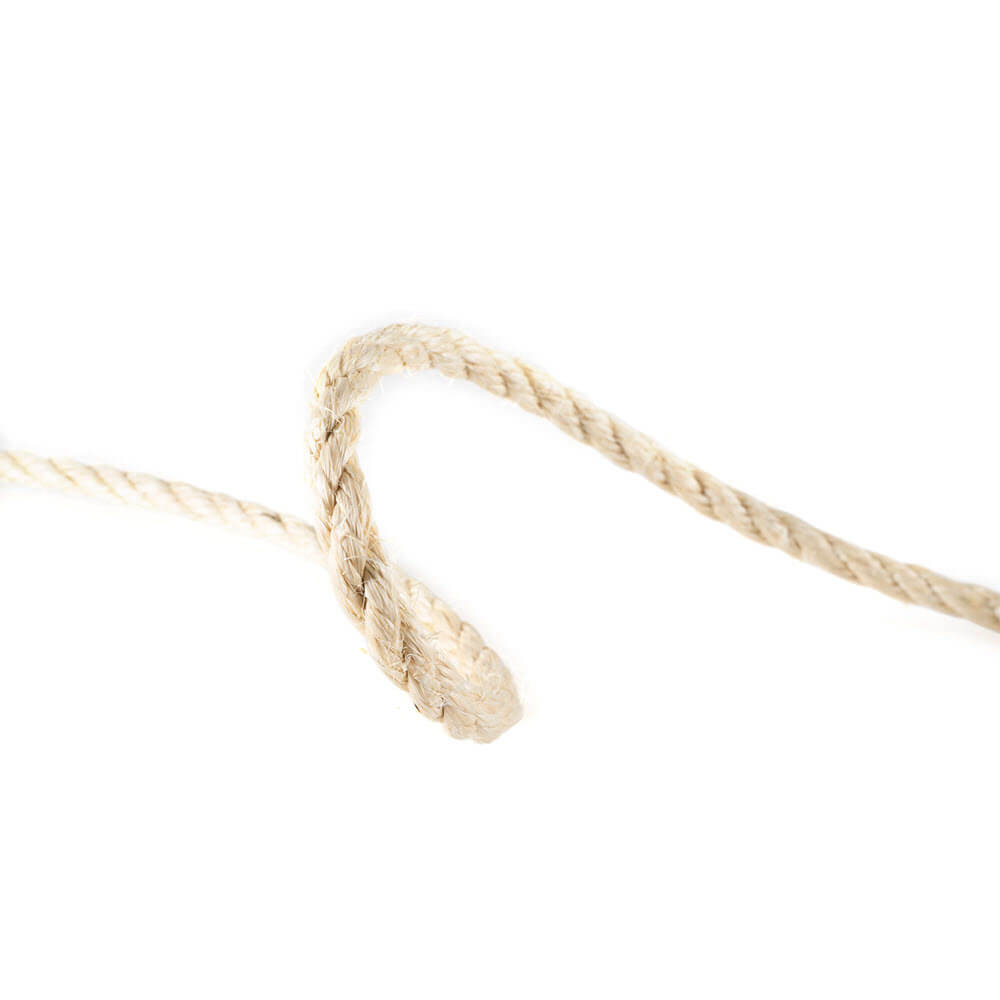 Corde en sisal de 10 mm, beige et tressée, disposée en une boucle courbée sur fond blanc.