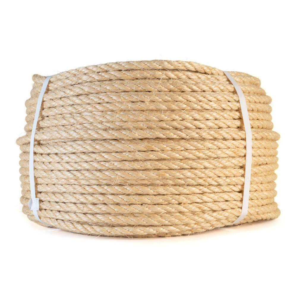 Grand rouleau de corde en sisal de 10 mm, beige et tressée, soigneusement enroulé et attaché avec des bandes blanches, isolé sur fond blanc.