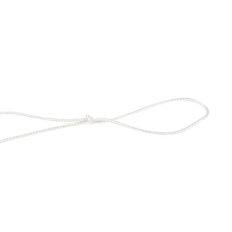 Close-up van wit 1,5 mm Dyneema touw zonder coating, met knoop. IJzersterk (300 kg breekkracht), ideaal voor windvaste screens.