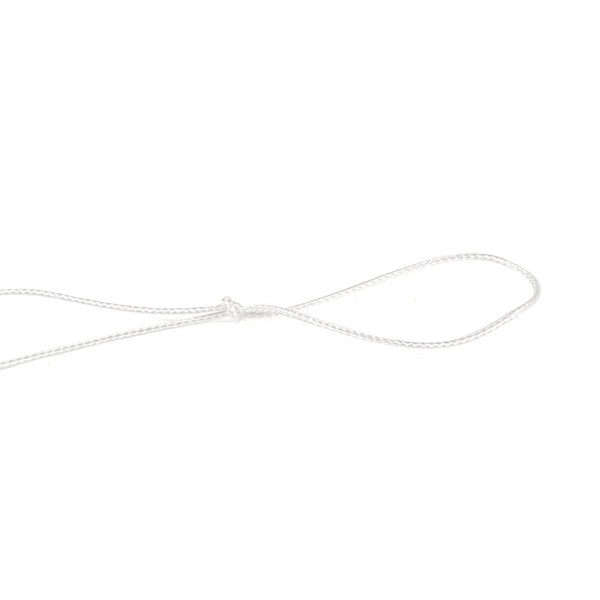 Close-up van wit 1,5 mm Dyneema touw zonder coating, met knoop. IJzersterk (300 kg breekkracht), ideaal voor windvaste screens.