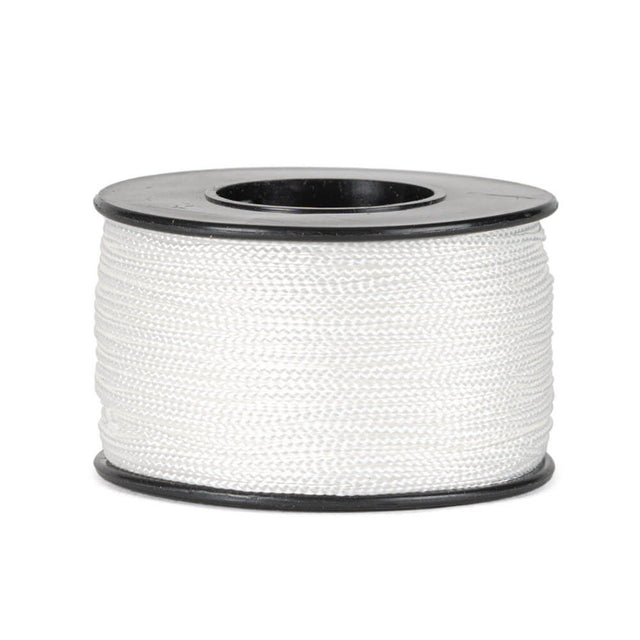 Une bobine de 90 mètres de corde polyester blanche de 0,8 mm d’épaisseur, tressée de manière serrée et uniforme, soigneusement enroulée sur une bobine noire avec des flasques rondes en haut et en bas, sur un fond blanc.