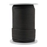 Un rouleau de 100 mètres de cordon Kevlar de 4 mm avec une gaine en polyester noir, enroulé soigneusement sur une bobine blanche, sur un fond blanc.
