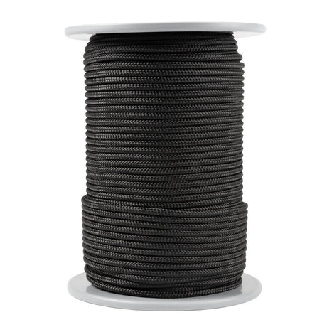 Un rouleau de 100 mètres de cordon Kevlar de 4 mm avec une gaine en polyester noir, enroulé soigneusement sur une bobine blanche, sur un fond blanc.