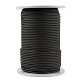 Een rol van 100 meter 4 mm Kevlar koord met een zwarte polyester mantel, strak opgerold op een witte spoel, tegen een witte achtergrond.