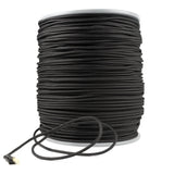 Un rouleau de cordon Kevlar de 4 mm de Prorope avec une gaine en polyester noir, enroulé soigneusement sur une bobine blanche. Une boucle détachée du cordon est posée devant le rouleau, avec une extrémité jaune clair montrant l'âme en Kevlar, sur un fond blanc.
