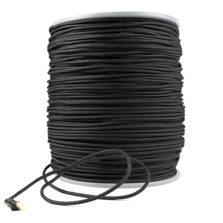 Un rouleau de cordon Kevlar de 4 mm de Prorope avec une gaine en polyester noir, enroulé soigneusement sur une bobine blanche. Une boucle détachée du cordon est posée devant le rouleau, avec une extrémité jaune clair montrant l'âme en Kevlar, sur un fond blanc.