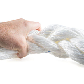 Gros plan d'un câble de remorquage cinétique blanc, 56 mm, résistance à la rupture de 65 tonnes. Résistant à l'usure, composite résistant aux UV, 6-15 m, 12,3-22 kg.