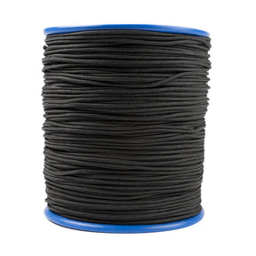 Une bobine de 200 mètres de cordon de store noir d'une épaisseur de 1,7 mm, fabriquée en polyester tressé. Ce matériau a été choisi pour sa résistance à l'usure et aux UV. Le cordon est soigneusement enroulé sur une bobine en plastique bleu avec des flasques rondes aux deux extrémités, sur un fond blanc.