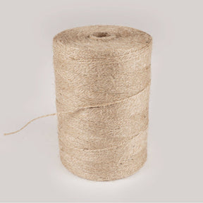 Ficelle de jute 2 brins sur bobine de 0,5 kg, environ 450 mètres, couleur beige naturel, parfaite pour le jardinage ou l’emballage de légumes.