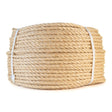 Grand rouleau de corde en sisal de 10 mm, beige et tressée, soigneusement enroulé et attaché avec des bandes blanches, isolé sur fond blanc.