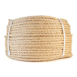 Grand rouleau de corde en sisal de 10 mm, beige et tressée, soigneusement enroulé et attaché avec des bandes blanches, isolé sur fond blanc.