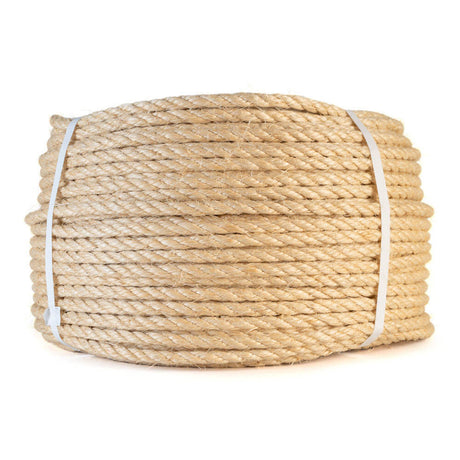 Grand rouleau de corde en sisal de 10 mm, beige et tressée, soigneusement enroulé et attaché avec des bandes blanches, isolé sur fond blanc.