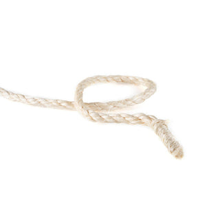 Gros plan d'une corde en sisal de 8 mm, beige, tressée, avec une boucle au centre, isolée sur fond blanc.